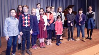 Alle auf die Bühne: Für ihre Vorstellung beim Klavierabend in Heddesheim haben sich die jungen Musiker einen Extra-Applaus verdient.