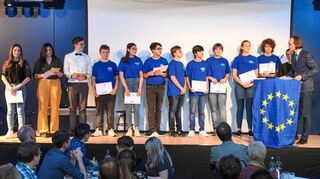 Lehrer Alexander Katz (r.) überreicht die Zertifikate an die Juniorbotschafter: Die IGMH ist jetzt „Botschafterschule für das Europäische Parlament“.