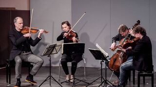 Das Signum Quartett (v.l.: Florian Donderer und Annette Walther an den Violinen, Thomas Schmitz am Violoncello und Xandi van Dijk an der Bratsche) spielt zum Abschluss des Streichquartettfests Beethoven und Led Zeppelin.