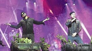 Mit Zeilen wie „Boom, Boom, Boom, ich bring euch alle um“, „Hurra, die Welt geht unter“ oder „Ich bin Adolf Hitler“ sorgen Rapper Tarek Ebéné (Mitte) und seine Band K.I.Z. (Nico Seyfrid, links, und Maxim Drüner 2018 beim Berliner Lollapalooza-Festival) für „Bombenstimmung“ und Irritationen, treffen aber offenbar auch einen Nerv der Zeit.