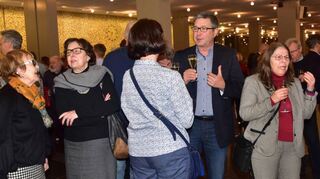 Offenbar haben die Beiträge von Jakob von Weizsäcker und Elisabeth Niejahr die Menschen zu Diskussionen angeregt, wie dieses Bild aus dem NTM-Foyer zeigt.