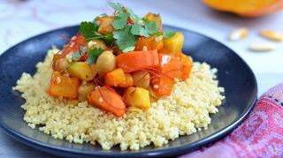 Dank Kürbis und Kichererbsen macht das Couscous-Gericht lange satt. Salzzitronen geben eine frische Note.