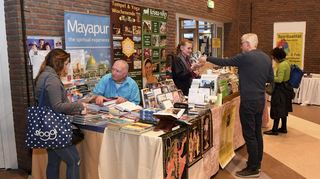 Der Verein für Vedische Kultur, Hare Krischnas, bei der Esoterikmesse „Spiritualität und Heilen“ in der Rheingoldhalle.