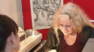 Annelore Berneck liest in der Hand von Monika Dumm.