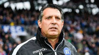 Das 0:2 am Samstag gegen Holstein Kiel war für Alois Schwartz die eine Niederlage zu viel. Der KSC warf den Mannheimer raus.