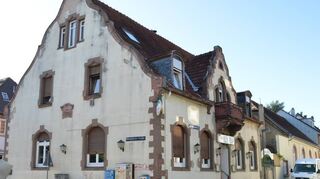 1904 gebaut und unter Denkmalschutz: die Linde, zuletzt Korfu, in Wallstadt, daneben das alte Kino.