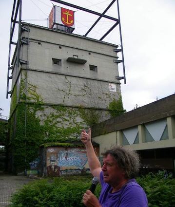Der Würfelbunker bei einer Führung mit Helmut van der Buchholz.