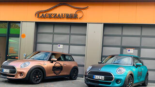 mid Groß-Gerau - Hier gibt's Lack: zwei auffällige Mini, wie sie Pop-Art-Legende Andy Warhol nicht besser hätte in Szene setzen können.
