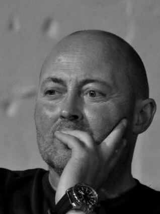 Schauspieler Dirk Mühlbach (1963-2020) in Denkerpose.