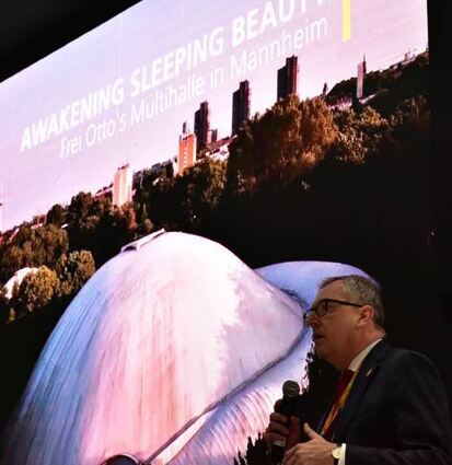 Peter Kurz bei seiner Präsentation in Abu Dhabi.