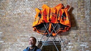 In seinem Berliner Studio und vor seinen „Safety Jackets Zipped the Other Way“: Ai Weiwei, der unumstrittene chinesische Star der internationalen Kunstszene.