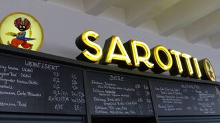 So war die die Sarotti-Werbeanlage über der Bar im Capitol jahrzehntelang unbeachtet geblieben. Im Oktober 2018 entbrannte die Debatte darüber.