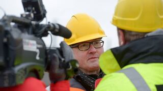 Projektleiter Bernd Walter vom Amt für Neckarausbau steht am großen Tag den Medienvertretern Rede und Antwort.