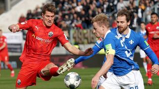 Kevin Behrens (v.l.) aus Sandhausen ist vor den Darmstädtern Fabian Holland und Immanuel Höhn am Ball.
