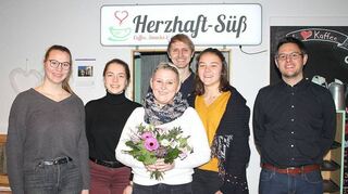 Andrea Weber (vorn, Mitte) spendet den MRS-Schülern nichtverkaufte Brötchen. Einen Dank mit Blumen gab es dafür von (v.l.) Nike Sacher, Pia Gottschalk, Lehrer Stefan Wehner, Jeanne-Sophie Kobas und Rektor Stefan Baust.