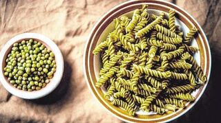 Nudeln aus Spinat sind vielen Menschen bekannt. Doch diese grünen Spirelli wurden aus Mungobohnen hergestellt.
