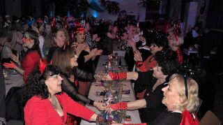 Leibhaftige Weiberfastnacht: Die Gäste des Carneval-Clubs Rot-Weiß sorgen für eine teuflisch gute Stimmung in der Lampertheimer Zehntscheune.