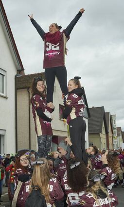 Die Chearleader der Redskins wollen hoch hinaus.