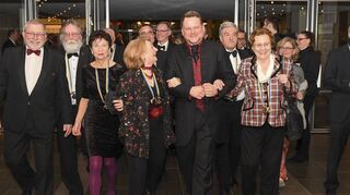 Einmarsch mit dem neuen Ordensträger: Joachim Goltz (Mitte) und die bisherigen Träger des Bloomaulordens im Foyer des Nationaltheaters vor Beginn der Vorstellung.