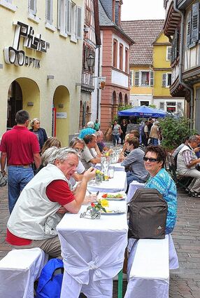 <p>Das Konzept von "Ladenburg tafelt" ging erneut auf. An zwei Tagen gab es allerlei Genüsse unter freiem Himmel. Für Livemusik sorgte unter anderem Jeannette Friedrich, die ein Heimspiel hatte.</p>
