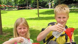 <p>Mara und Moritz befüllen ihre Kuh- und Zebraflaschen mit Wasser. Dann lassen sie die Wasserraketen in den Himmel steigen. Wie hoch sie fliegen hängt vom Bau und der Wassermenge ab, so Christoph Kommer vom Explore-Science-Team.</p>