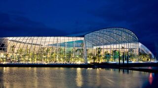Die Badewelt Sinsheim bei Nacht. Der Standort soll in den kommenden Jahren Stück für Stück ausgebaut werden.