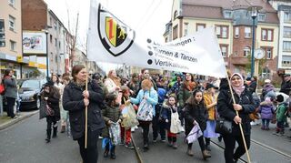 Die Mädchen und Jungs des TV Rheinau begleiteten den fröhlichen Lindwurm mit Fußgruppen und Cheerleader.