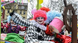 Zauberhaft bunte Pracht: die Kostüme der Clowns von den „Narrenpaddlern“ der Kanugesellschaft Neckarau.