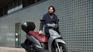 mid Groß-Gerau - Moderner Allrounder: Der New People S 300i ABS von Kymco kommt mit einer geschärften Frontpartie auf den Markt, die von der markanten LED-Beleuchtung dominiert wird.