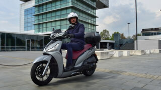 mid Groß-Gerau - Mit der People-Reihe setzt Kymco seit 22 Jahren Maßstäbe. Neuestes Familien-Mitglied ist der New People S 300i ABS.