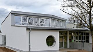 Der Neubau am kommunalen Kindergarten in Heddesheim. Mit der Erweiterung für gut eine Million Euro hat die Gemeinde Heddesheim zum Jahresbeginn 45 neue Betreuungsplätze für über Dreijährige geschaffen.