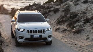 Der neue Jeep Cherokee präsentiert sich optisch verändert. Der Innenraum wurde insgesamt wertiger. Ein Neungang-Automatikgetriebe sorgt für sanfte Kraftübertragung.