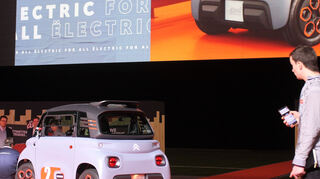 mid Paris - Das Smartphone spielt eine wichtige Rolle beim Zusammenleben mit dem "kleinen Freund".