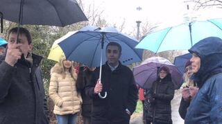 Bezirksbeirat Michael Segner (Mitte) traf bei strömendem Regen rund 50 Bürger auf dem „Rentnerweg“ im Pfaffengrund.