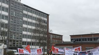 Mitarbeiter bei der Kundgebung vor dem Mannheimer Werkstor.