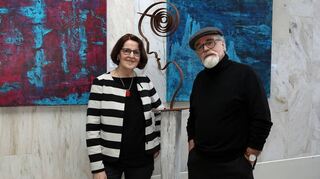 Rithe Krug und Klaus Kiefer stehen vor den Bildern „High Passion“ (l.) und „Polarnacht“. Außerdem ist das Objekt „Ernst Bloch“ zu sehen.