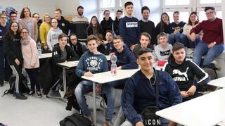 Die Lehrer haben gewechselt, ein paar Schüler sind dazugekommen – und alle sind natürlich größer geworden. Ansonsten hat sich in der Inklusionsklasse zwischen 2016 (oben) und 2020 (unten) gar nicht so viel verändert.