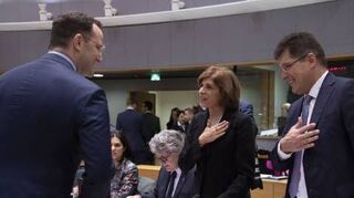 Jens Spahn (links) wird von den EU-Kommissaren Stella Kyriakides und Janez Lenarcic begrüßt.