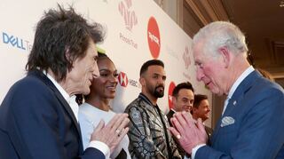 Der britische Prinz Charles, Prinz von Wales (rechts) begrüßt am Mittwoch mit einer Namaste-Geste Ronnie Wood (links), Mitglied der Rolling Stones, bei seiner Ankunft zu den jährlichen Prince’s Trust Awards 2020 im Londoner Palladium.
