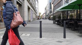 Noch stehen zwischen P 4 und P 5 Pfosten, die per Hand eingesetzt werden. Hier und an anderen Stellen werden sie bald durch versenkbare Poller ersetzt.