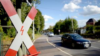 Hier ist Vorsicht geboten: Etwa vier von zehn Bahnübergängen sind nur durch ein Andreaskreuz gekennzeichnet.