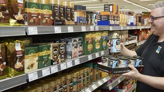 Jeden Tag kommt am Bibliser Pfad in Bürstadt Nachschub an: Marktleiter Michael Krebs räumt neue Produkte in die Regale.