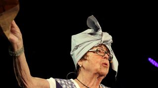 Gisela Becker, Vorsitzende des Magischen Zirkels „Ma-Lu-Hei“, als Putzfrau Berta auf der Bühne.