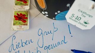 Der Wunsch, gesund zu bleiben, ist momentan ein beliebter Zusatz beim Schriftwechsel.