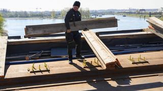 Auf der gesperrten Speyerer Salierbrücke gehen die Bauarbeiten nun endlich voran. Corona ist bei Arbeitern und Bauaufsicht kein Thema.