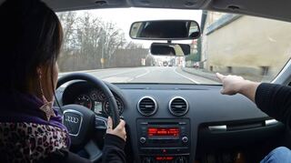 Fahrschüler müssen auf ihre Führerscheinprüfung warten. Damit der Theorieteil nicht wiederholt werden muss, wurde die Frist um ein halbes Jahr verlängert.