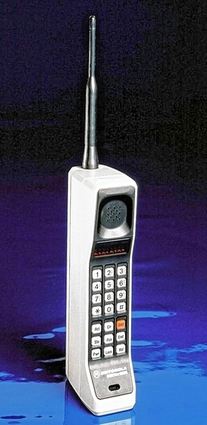 <p>Fast 35 Zentimeter hoch war das erste Handy von Motorola.</p>
