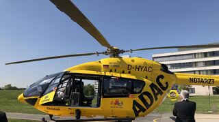 Fliegt von Ludwigshafen aus bundsweit zu Einätzen: Rettungshubschrauber Christoph 112, der vom rheinland-pfälzischen Minister des Innern und für Sport, Roger Lewentz (SPD), begutachtet wird.