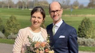 Franziska und Hans Specht nach ihrer standesamtlichen Trauung am 14. März. Die kirchliche Hochzeit soll nun im November stattfinden.