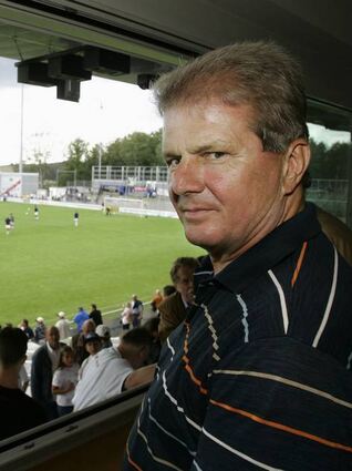 August 2004: Im nach ihm bennanten Stadion schaut Hopp der TSG zu.